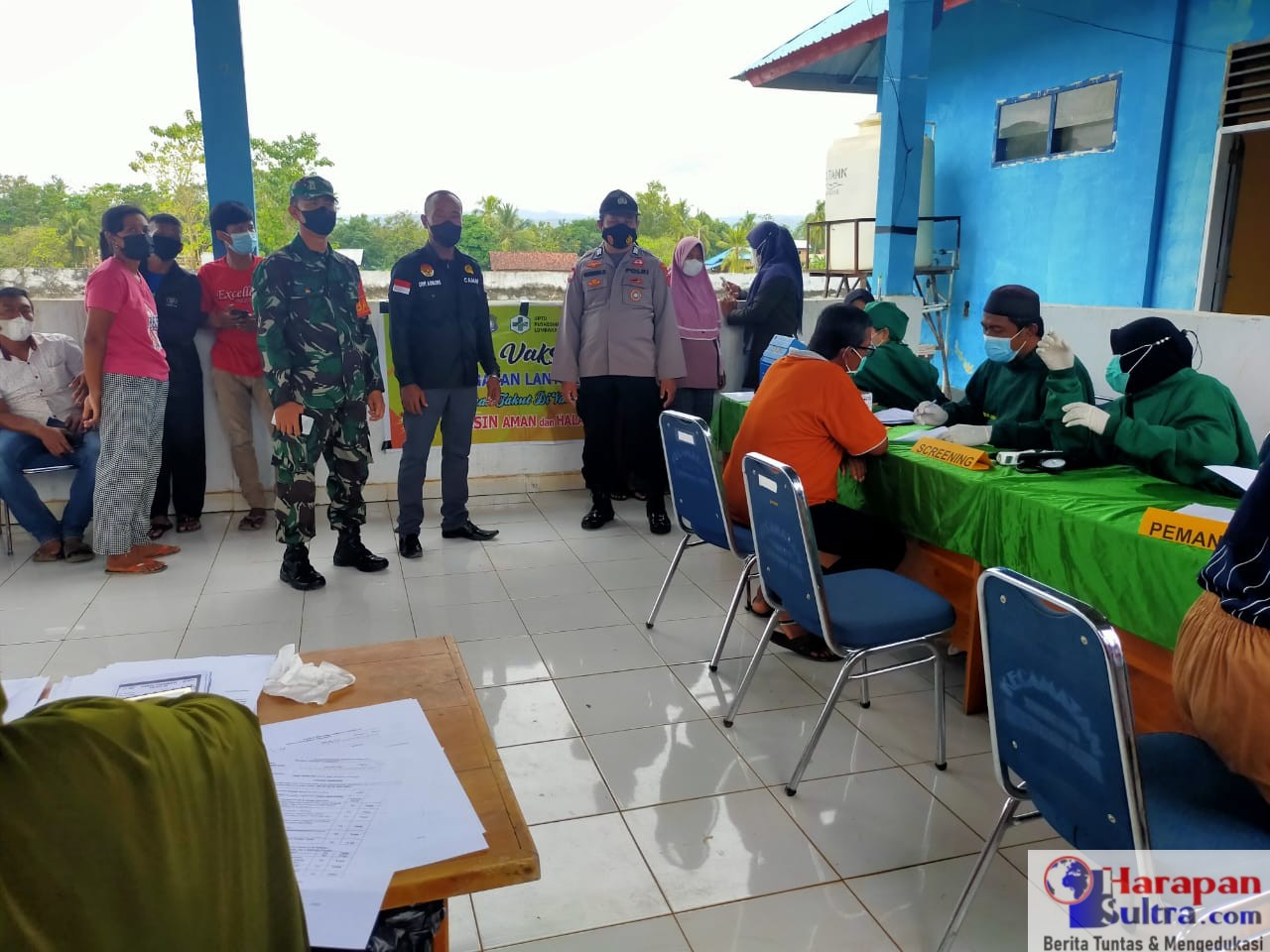 Camat Lantari Jaya Dwi Asmoro meninjau pelaksanaan Pekan vaksinasi tahap ke Empat