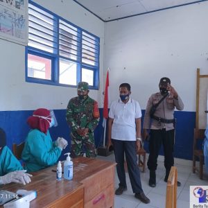 Camat Rarowatu. Zakir, S.Pd (Kemeja Putih) saat memantau pelaksanaan vaksinasi di sekolah Camat Rarowatu. Zakir, S.Pd (Kemeja Putih) saat memantau pelaksanaan vaksinasi di sekolah