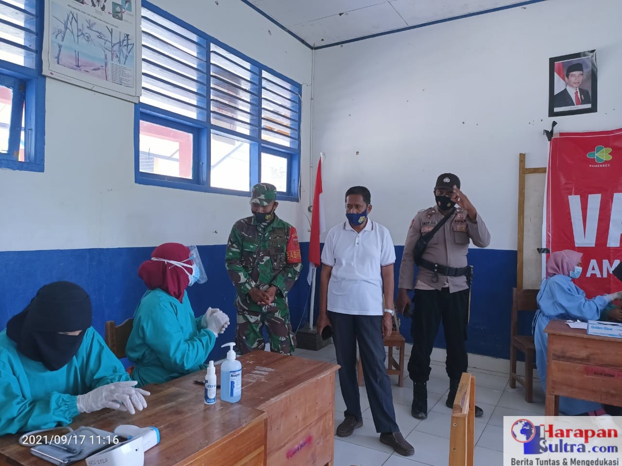 Camat Rarowatu. Zakir, S.Pd (Kemeja Putih) saat memantau pelaksanaan vaksinasi di sekolah