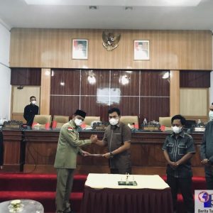 Foto Bersama Bupati Bombana, (kiri) dan Ketua DPRD didampingi Wakil Ketua Foto Bersama Bupati Bombana, (kiri) dan Ketua DPRD didampingi Wakil Ketua