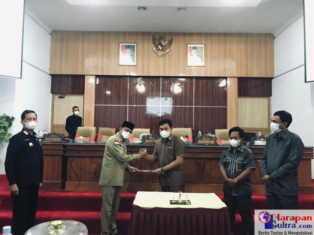 Foto Bersama Bupati Bombana, (kiri) dan Ketua DPRD didampingi Wakil Ketua