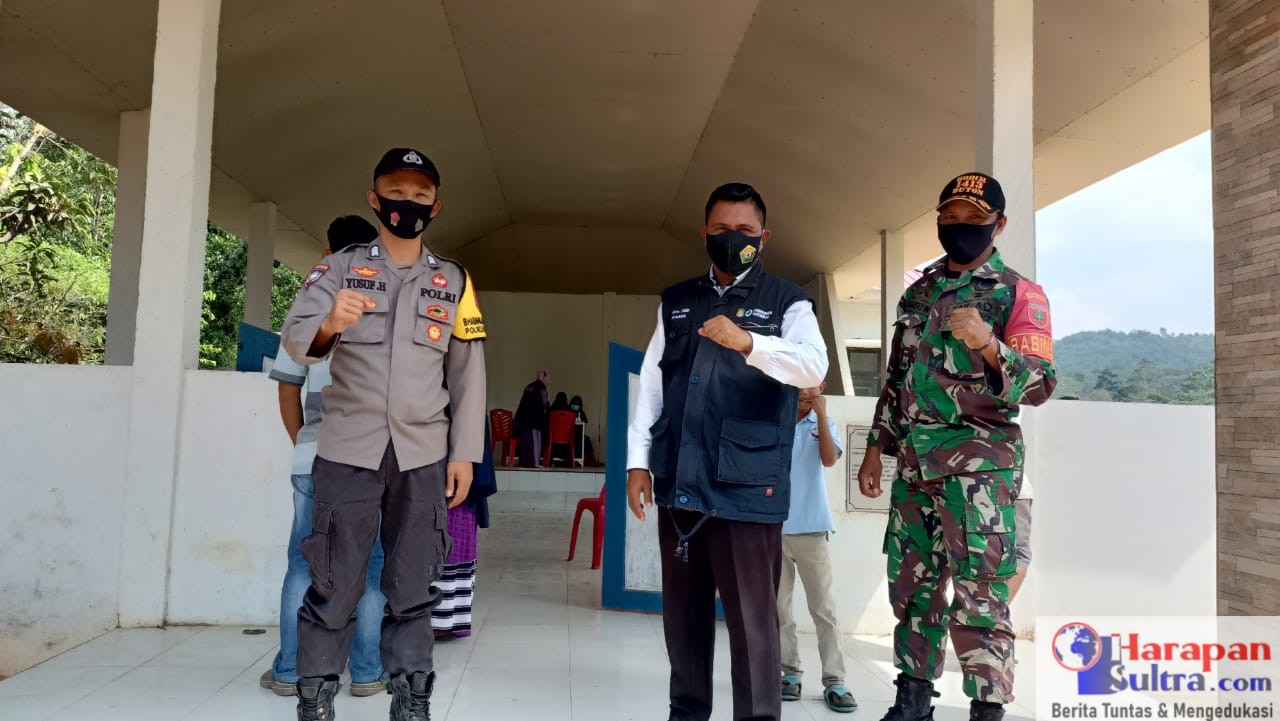 Kepala PKM Mataoleo, Ihram, S.KM (Tengah)