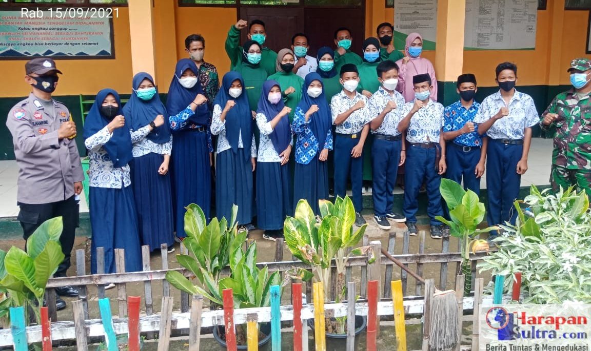 Foto Bersama Pelajar usai Pelaksanaan Vaksinasi
