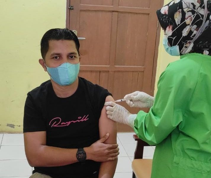 Kepala Bidang Pelayanan dan SDK Dinas Kesehatan Bombana, Tarzan. S.KM saat di vaksin covid-19 Kepala Bidang Pelayanan dan SDK Dinas Kesehatan Bombana, Tarzan. S.KM saat di vaksin covid-19