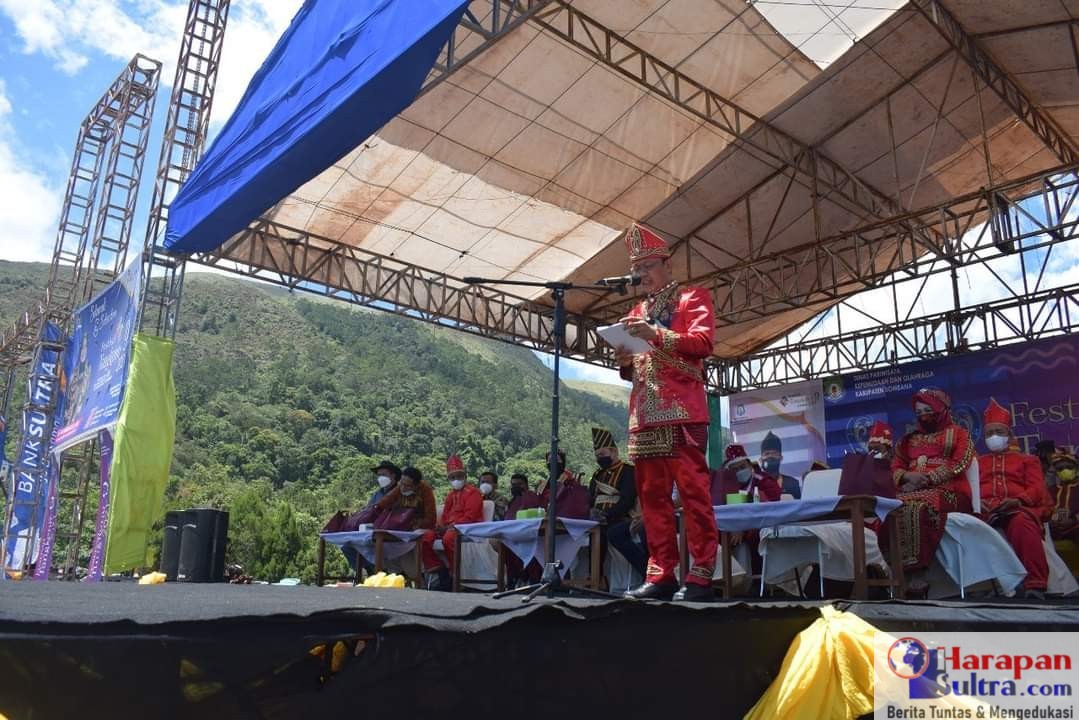 Bupati Bombana, H. Tafdil saat memberikan sambutan pembukaan Festival Tangkeno