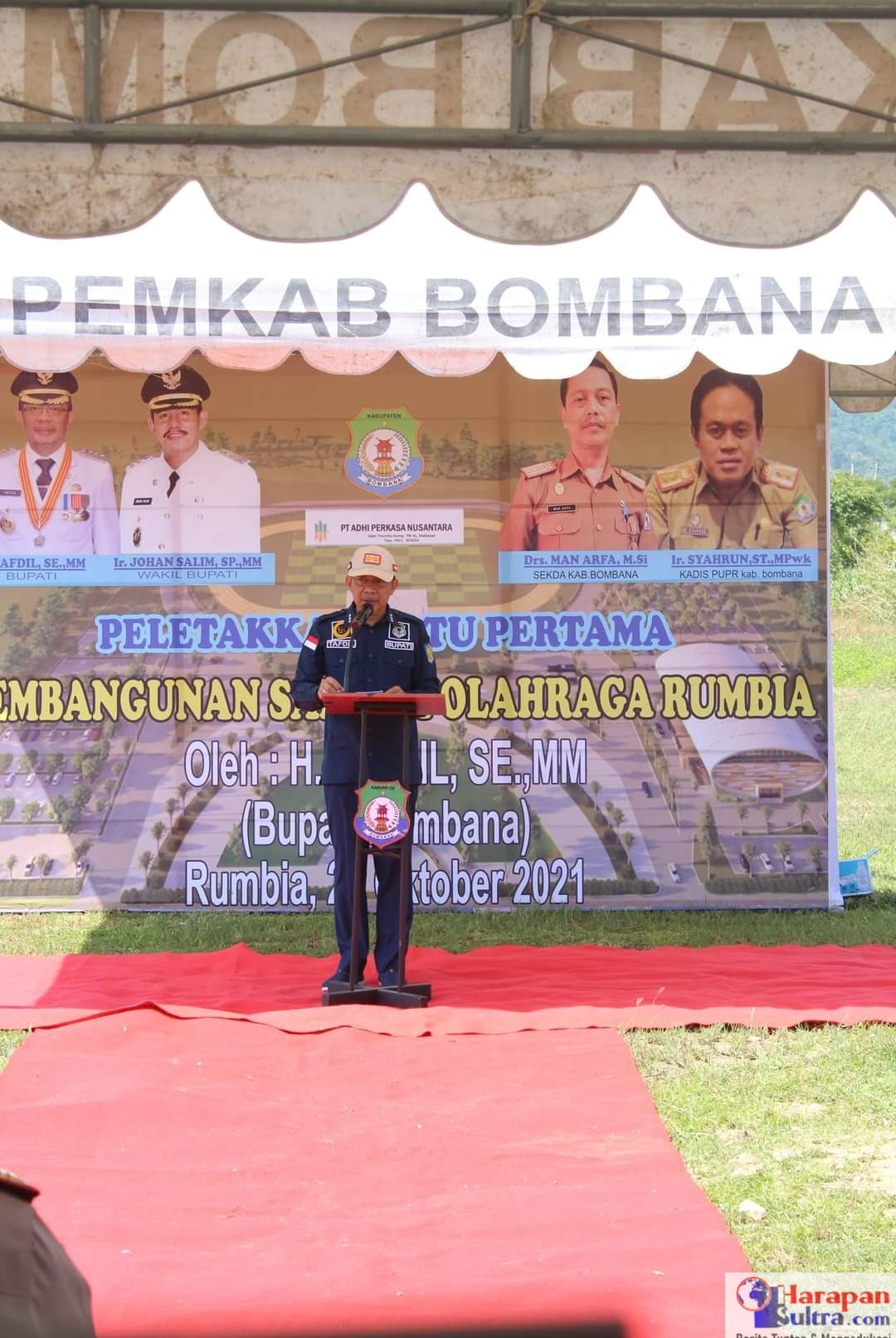 Bupati Bombana, H. Tafdil saat memberikan sambutan acara peletakan batu pertama pembangunan SOR Rumbia