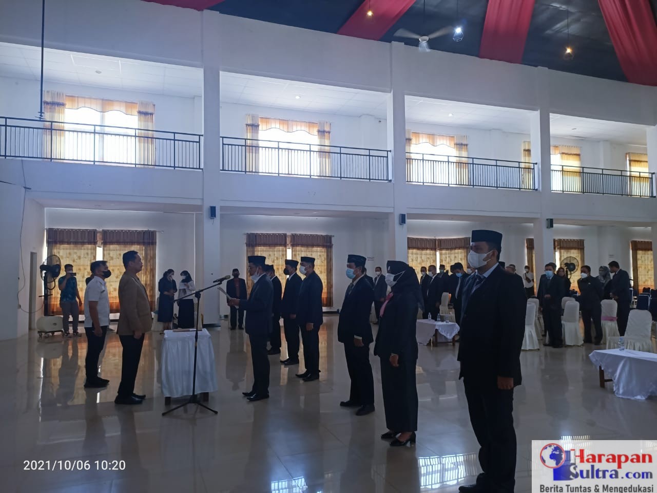 Sekda Bombana, Drs. Man Arsa saat mewakili Bupati melantik Pajabat