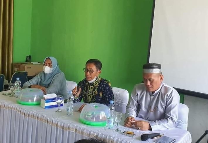 Plt. Kadis Pertanian Kabuapten Bombana Ir.Muhammad Siarah (Tengah)