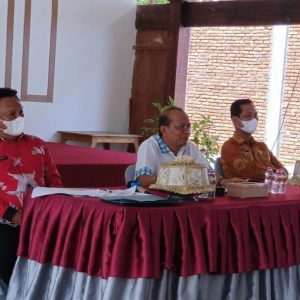 Bupati Bombana (Tengah) saat memimpin Rapat percepatan Vaksinasi