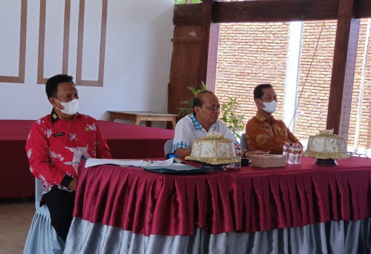 Bupati Bombana (Tengah) saat memimpin Rapat percepatan Vaksinasi