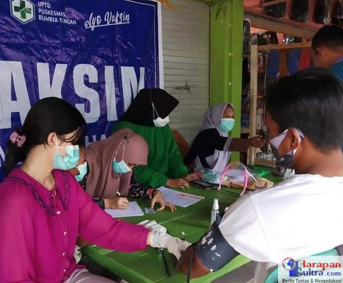 Pelaksanaan Vaksinasi di Kantor Kecamatan Rumbia Tengah