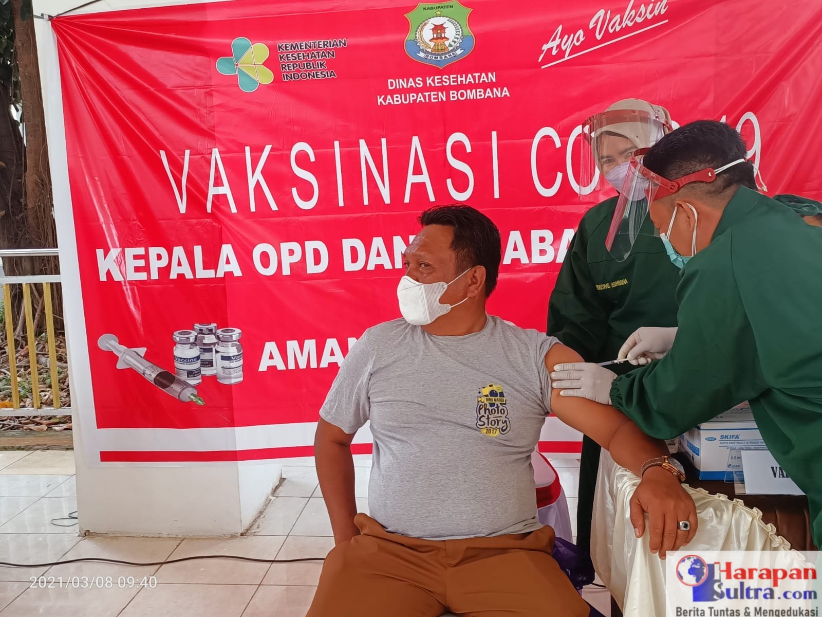 Kepala Dinas Kesehatan Bombana, Darwin Ismail, SE saat melakukan Vaksinasi