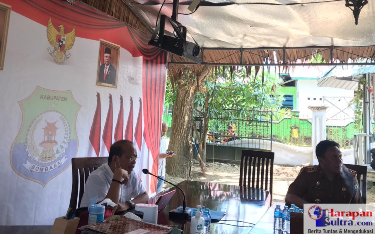 Bupati Bombana, H. Tafdil (kiri) didampingi Kepala Dinas Kesehatan, Darwin Ismail (kanan)