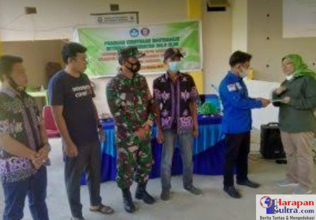 Wakil Ketua DPRD Bombana, Ardi (kemeja biru) saat menerima buku pedoman penyemaian Bitti oleh Prof Husna.