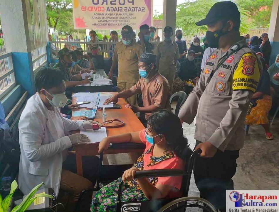 Personil Polsek Lantari Jaya saat membantu warga disabilitas melakukan Vaksinasi