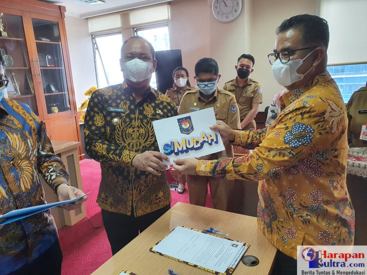 Bupati Konut, Ruksamin saat menerima 'Simudah' di Kemendagri