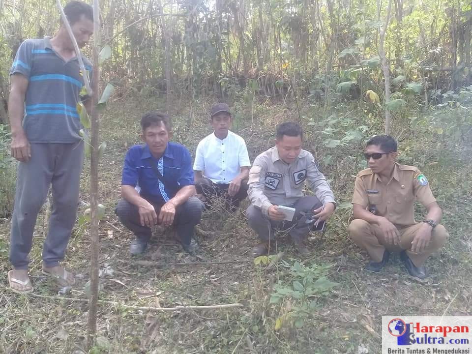 Kepala Desa Mambo bersama tim Kominfo Bombana saat penentuan titik BTS