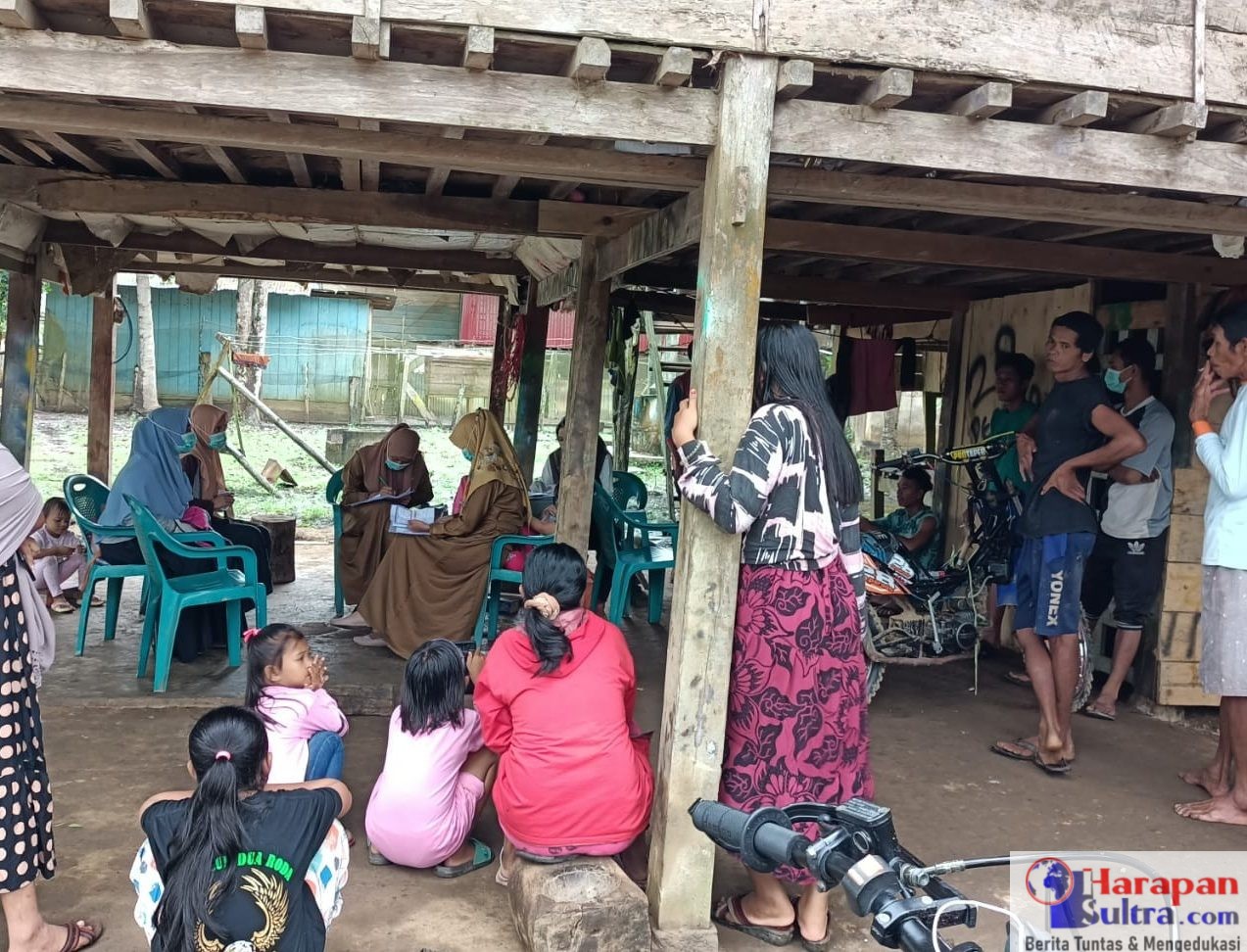 Petugas Mendatangi rumah warga untuk dilakukan vaksinasi