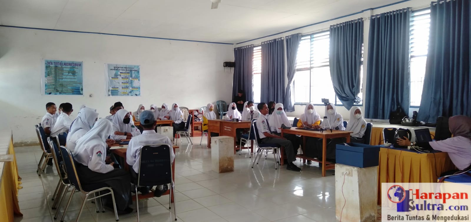 Para siswa mengikuti "Science Film Festival" di SMAN 03 Bombana