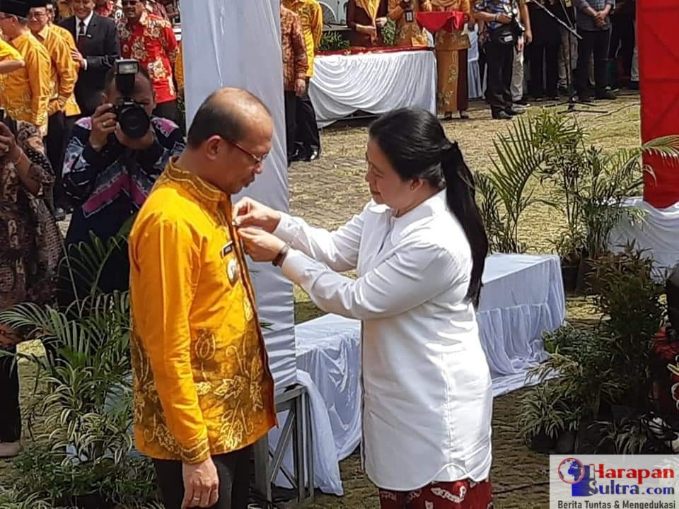 Foto : Bupati Tafdil saat menerima Penghargaan dan Satya Lencana Pembangunan Bidang Kependudukan Keluarga Berencana dan Pembangunan Keluarga Berencana (KKBPK) beberapa waktu lalu