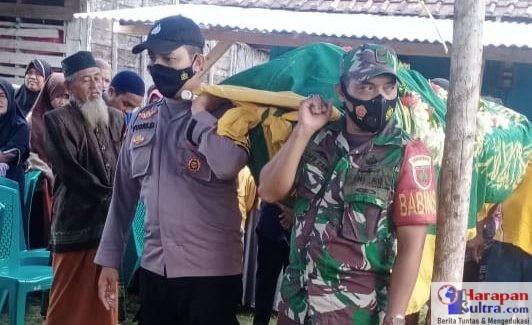 Bhabinkamtibmas Polsek Lantari Jaya Bripka Yusridarussalam bersama Babinsa Serda Safii Zain saat bersama melayat ke rumah warga binaan