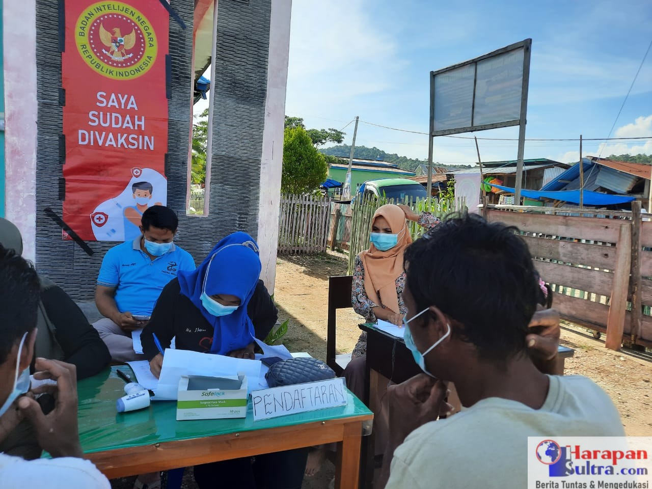 Petugas Lakukan Pemeriksaan Sebelum Vaksinasi