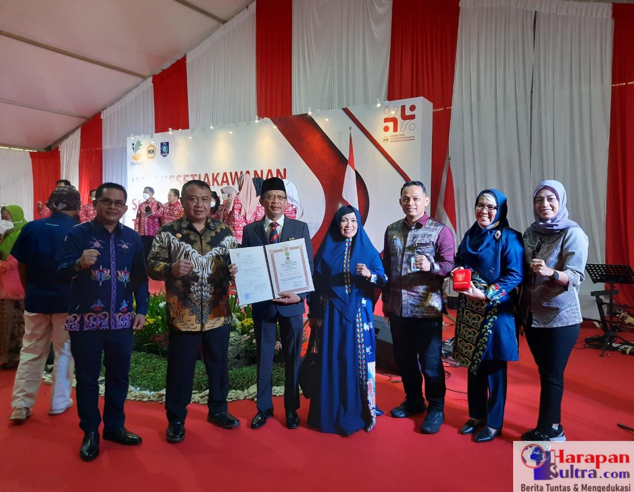 Bupati H. Tafdil saat menerima Tanda Kehormatan Satyalencana Kebaktian Sosial Tahun 2021