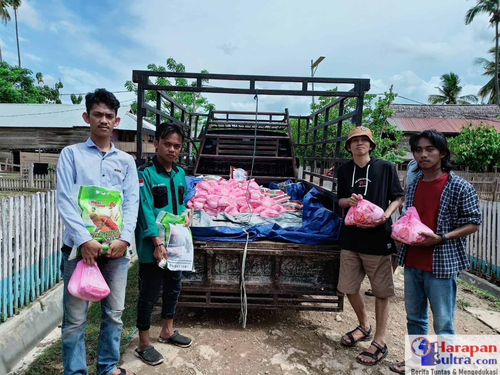 Aliansi Mahasiswa Kabaena Kendari saat Menyalurkan Donasi