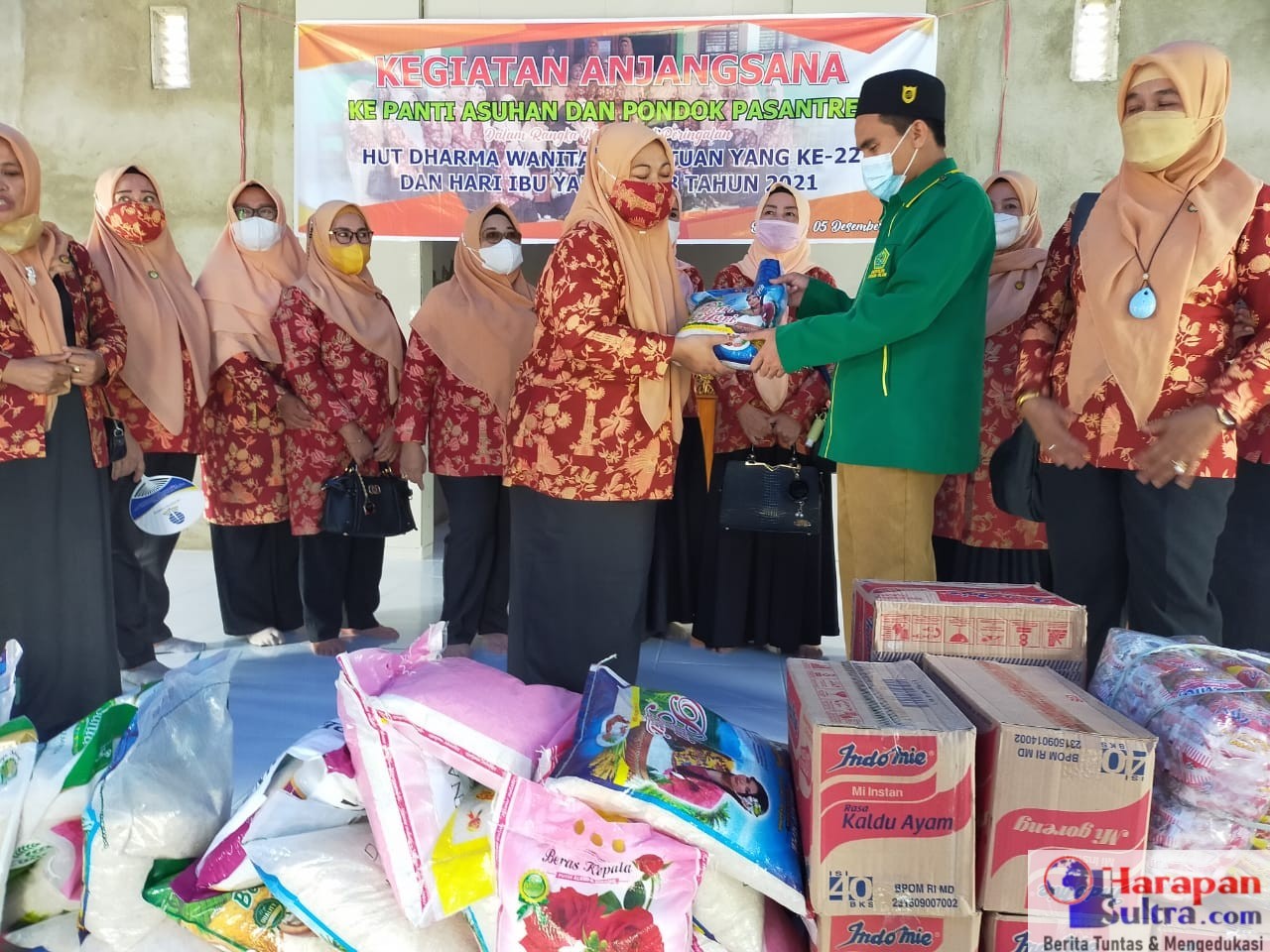 DWP Kabupaten Bombana saat menyerahkan paket sembako kepada Pengurus Pondok Pesantren