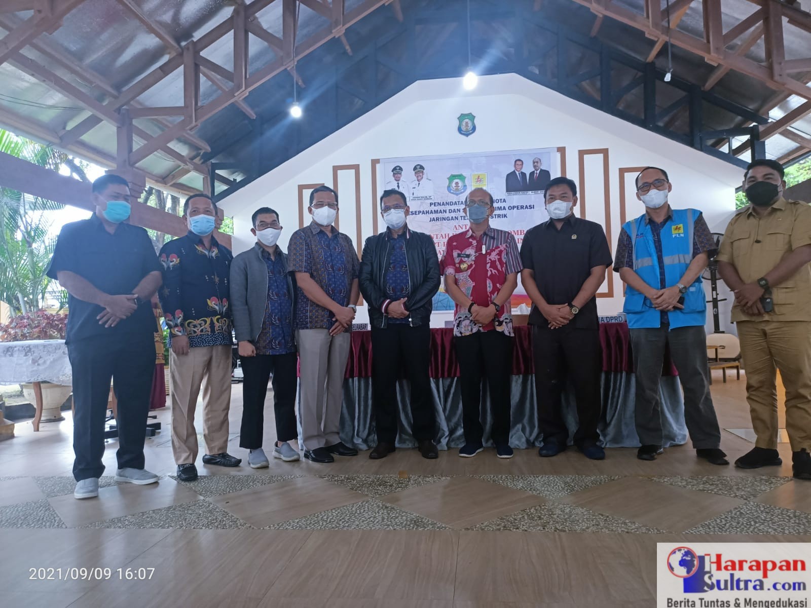 Foto Bersama saat Penandatanganan MOU dan Serah Terima Operasi (STO) Jaringan antara Pemkab Bombana dengan PT.PLN ( Persero ) Unit induk wilayah Sulselbar