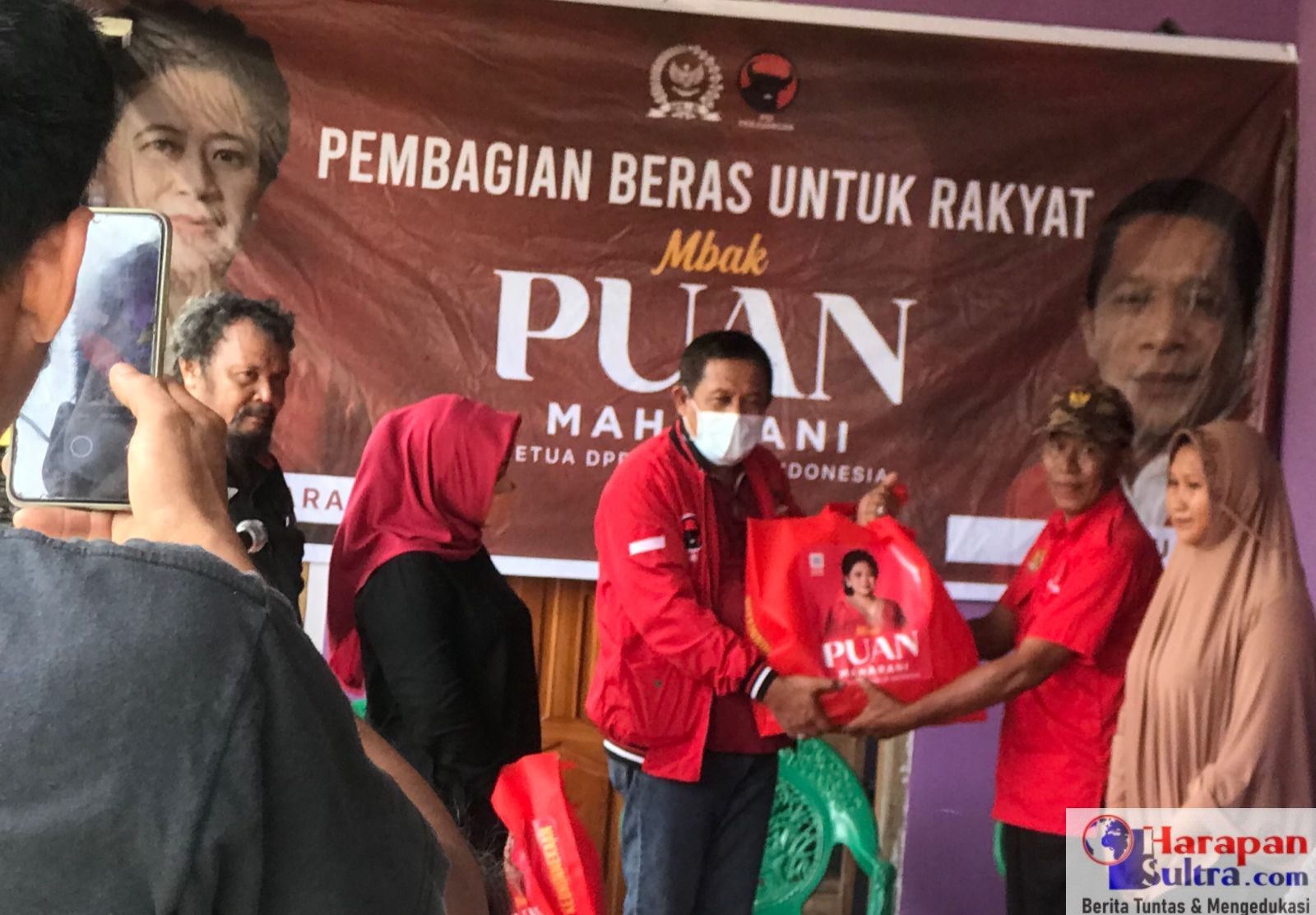 Anggota DPR-RI, Hugua saat menyerahkan bantuan dari Puan Maharani