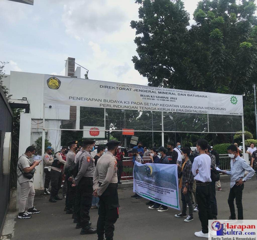 Ampuh Sultra saat gelar Unras di Depan Kantor Dirjen Minerba