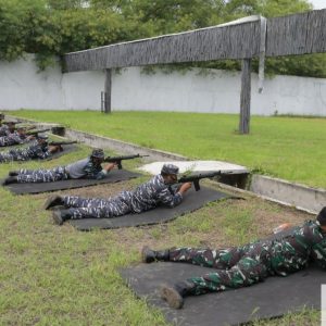 Para prajurit teknokrat STTAL saat mengikuti latihan menembak menggunakan senjata laras panjang