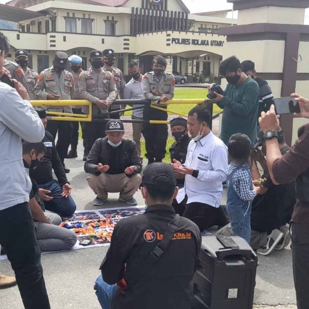Serikat Jurnalis Kolaka Utara saat menggelar aksi di Polres Kolut