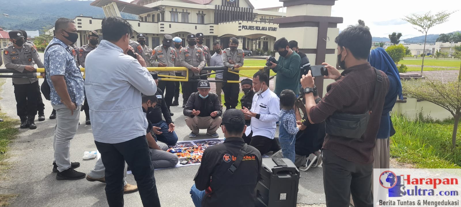 Serikat Jurnalis Kolaka Utara saat menggelar aksi di Polres Kolut