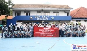 Mahasiswa Unhan dan civitas akademik SMK KAL-1 Surabaya saat foto bersama