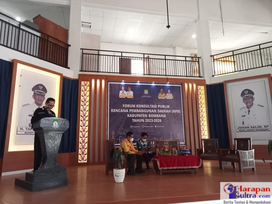 Sekda Bombana, Drs. Man Arfa saat membuka Kegiatan Forum Konsultasi Publik Rencana Pembangunan Daerah (RPD) Tahun 2023 - 2026