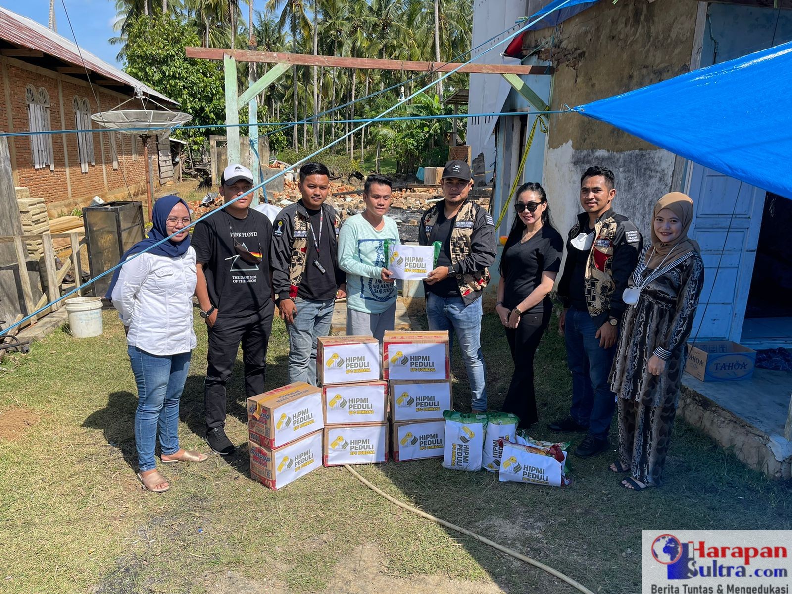BPC HIPMI Bombana saat menyalurkan bantuan di Desa Rakadua