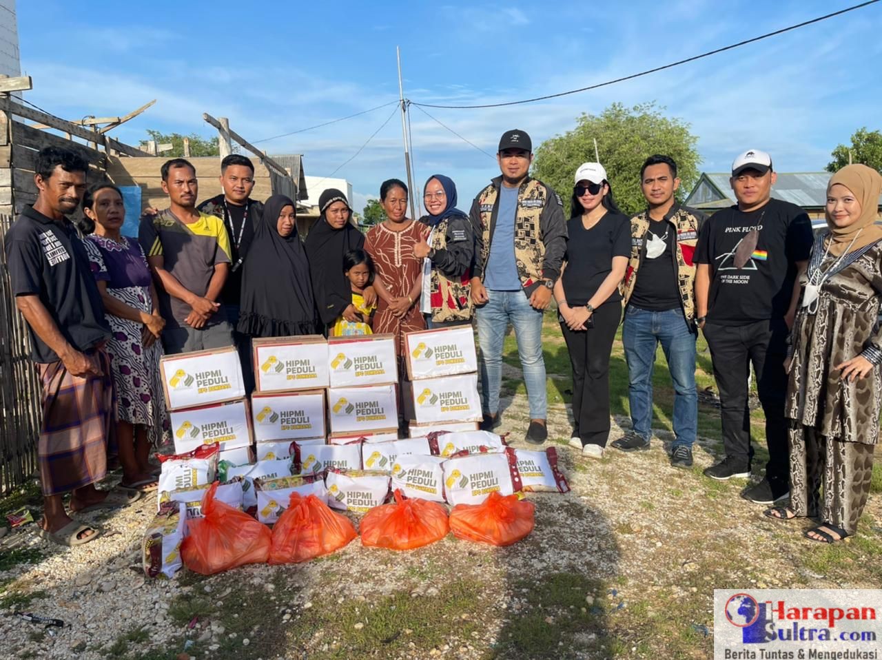 BPC HIPMI Bombana saat menyalurkan bantuan Korban Angin Puting Beliung