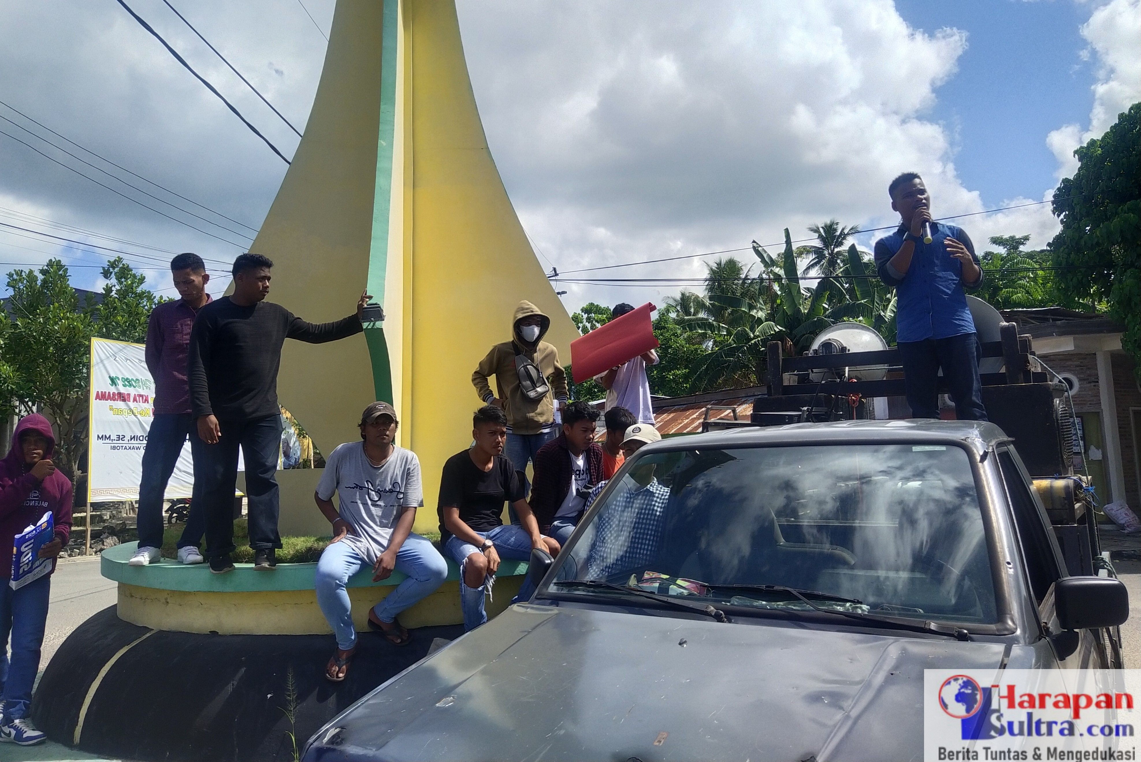 Aksi Unjuk Rasa yang Dilaksanakan di Bundaran Mandati