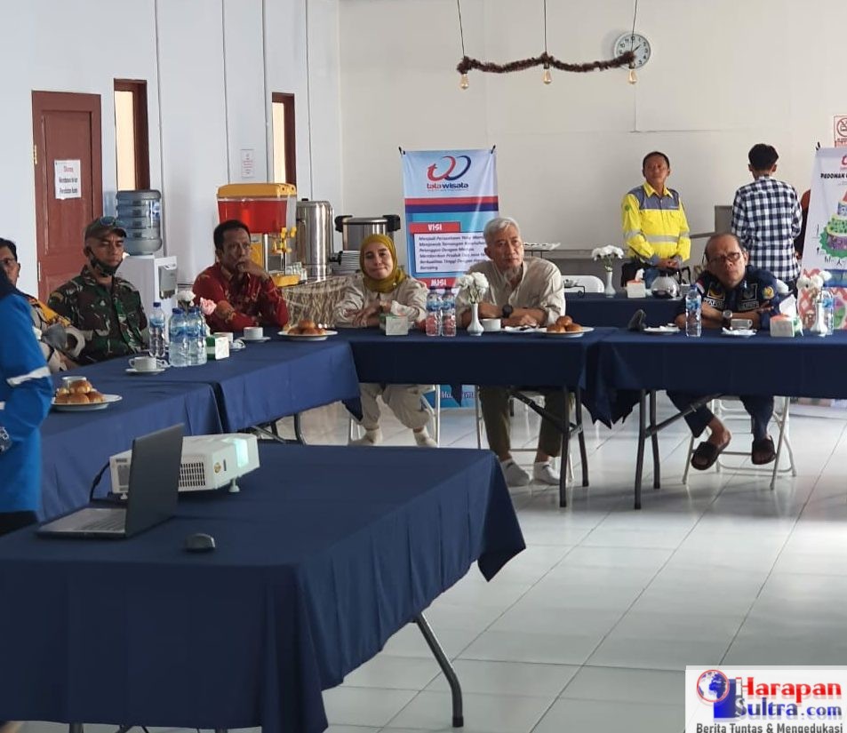 Bupati Bombana [duduk paling kanan] saat berkunjung ke PT. BMR