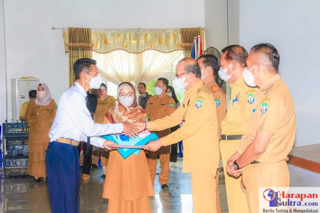 Bupati Bombana, H. Tafdil menyerahkan SK PPPK