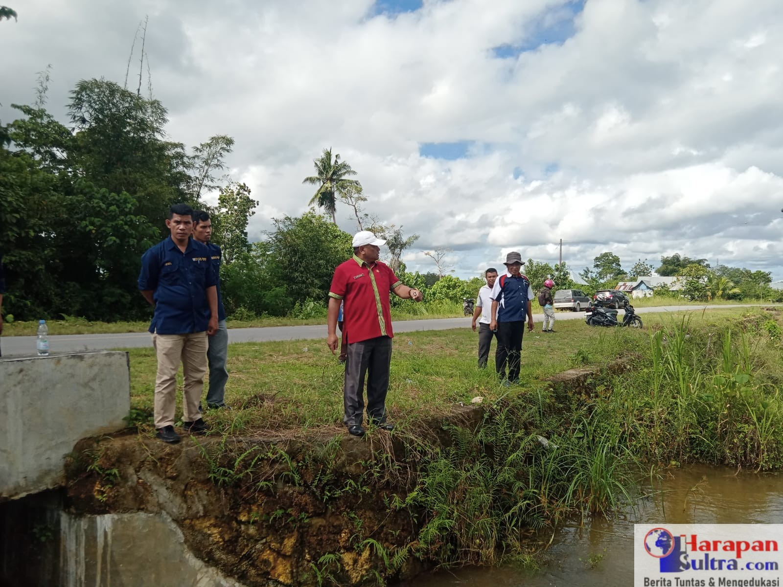 Kadis PUPR Mubar (Baju merah topi putih) saat meninjau Lokasi Pembangunan Masjid Agung Muna Barat