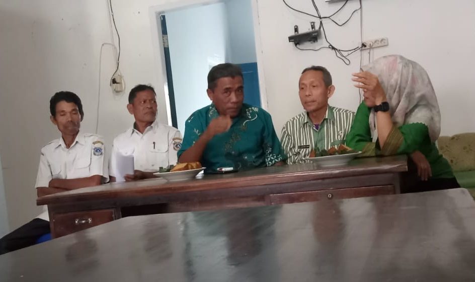 Kepala DLH Mubar La Kiro (Tengah)