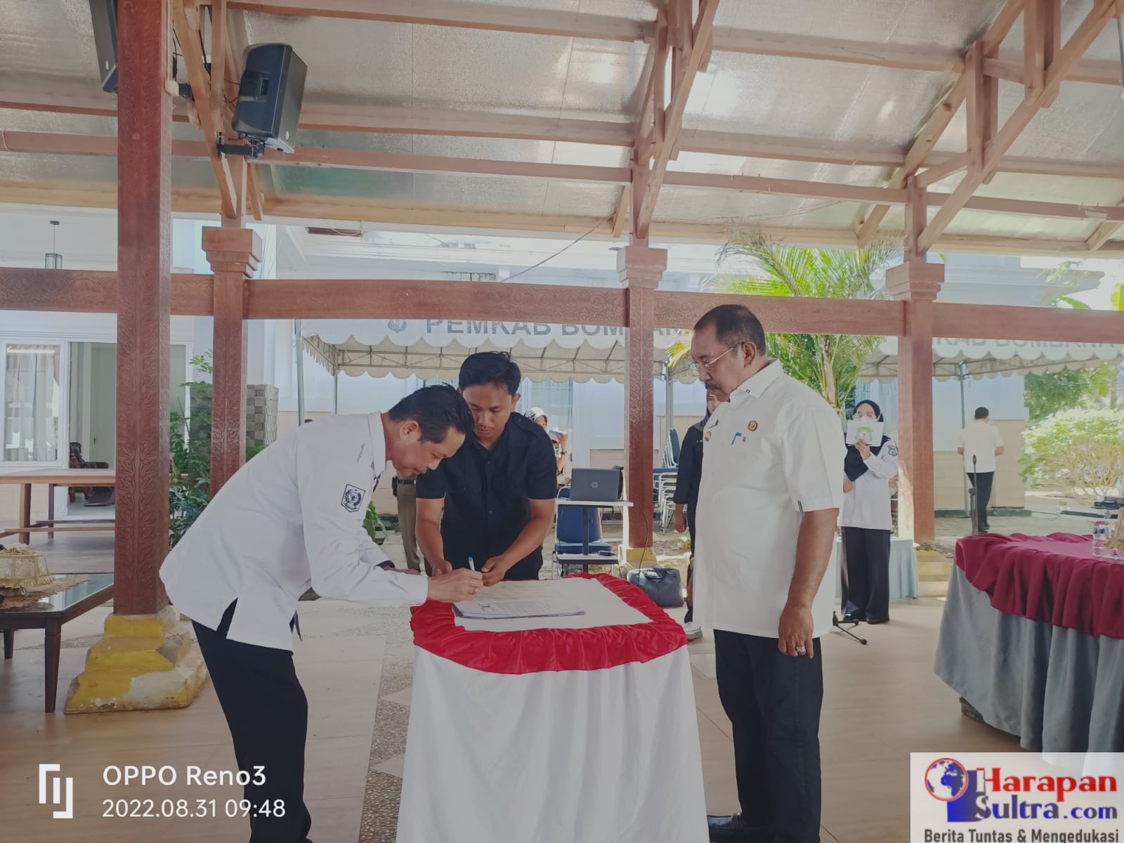 Seda Bombana Man Arfa saat menandatangani Pakta Integritas dihadapan Pj. Bupati Bombana