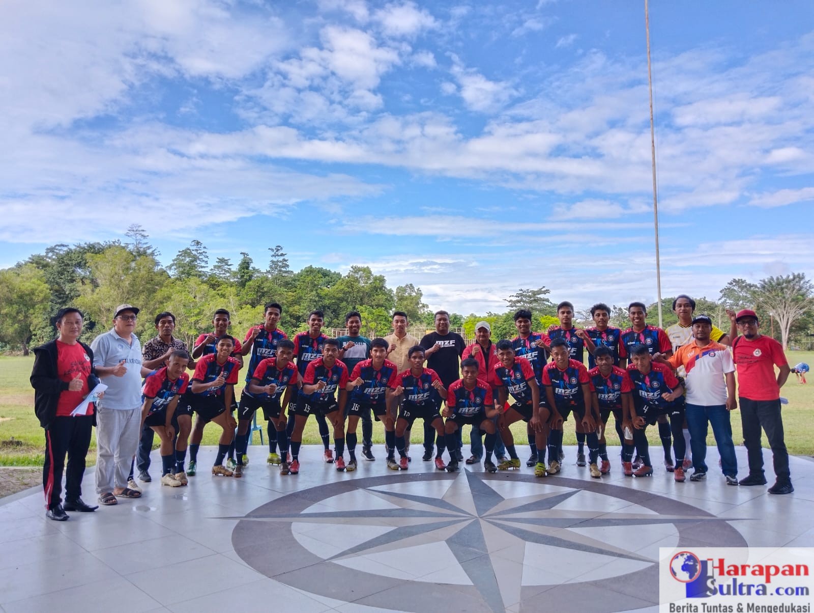 Sekum PSSI Kota Kendari, Rusbi Ramayadi (Kedua dari Kiri) bersama Para Atlit dan Pelatih Askot PSSI Kota Kendari