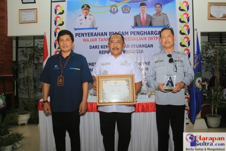 PJ. Bupati Bombana, Burhanuddin saat menerima Piagam dari Kemenkeu RI