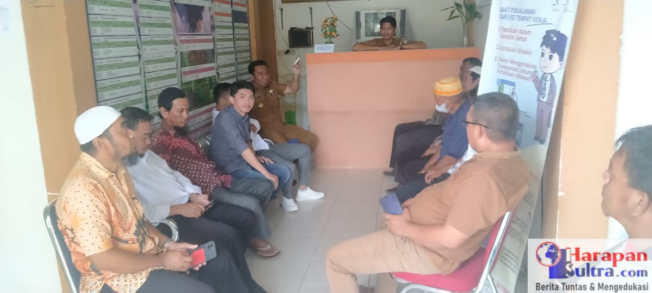 Masyarakat Desa Persiapan Talabente saat mendatangi Dinas PMD Bombana