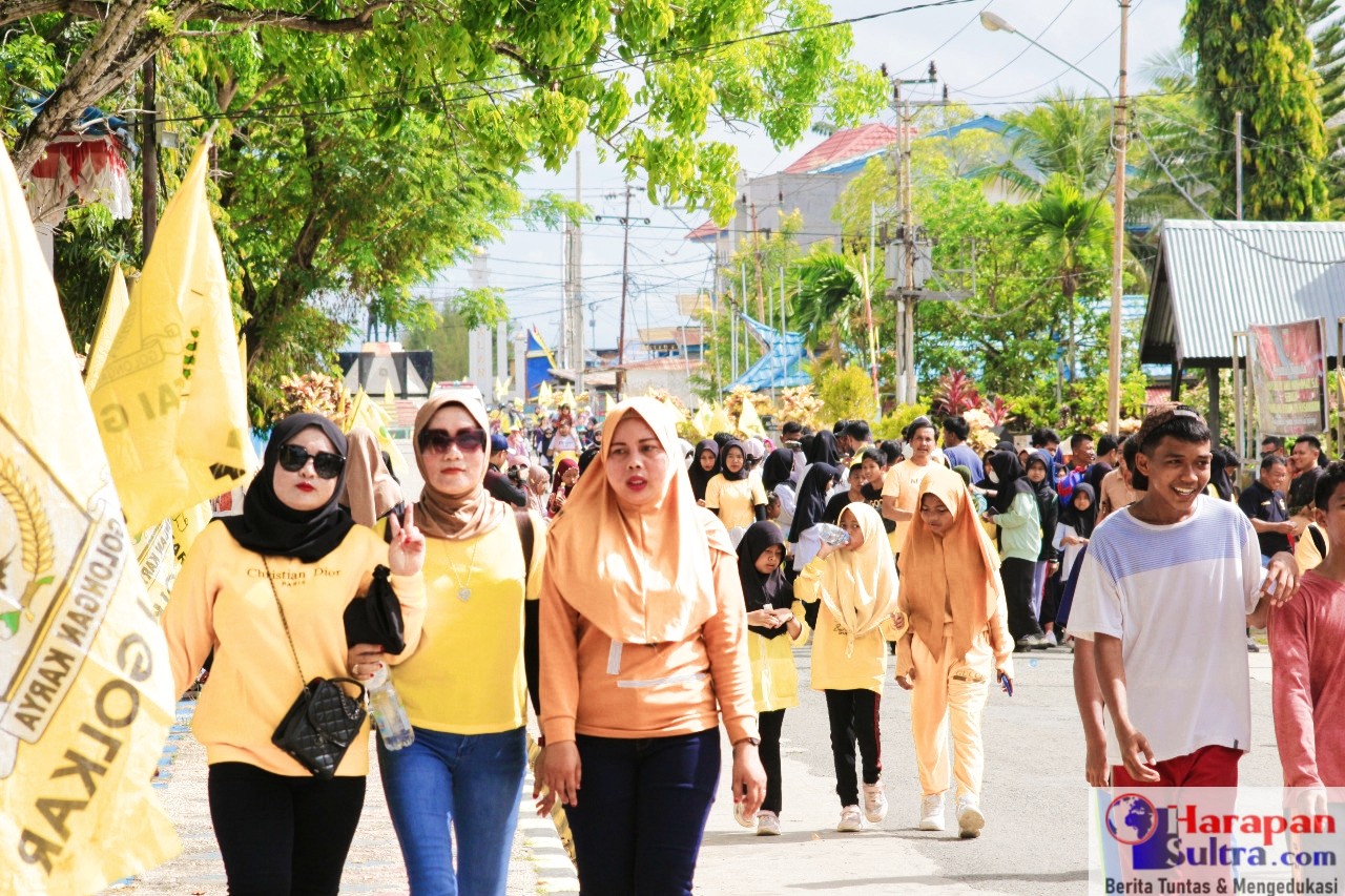 Peserta jalan sehat HUT GOLKAR 