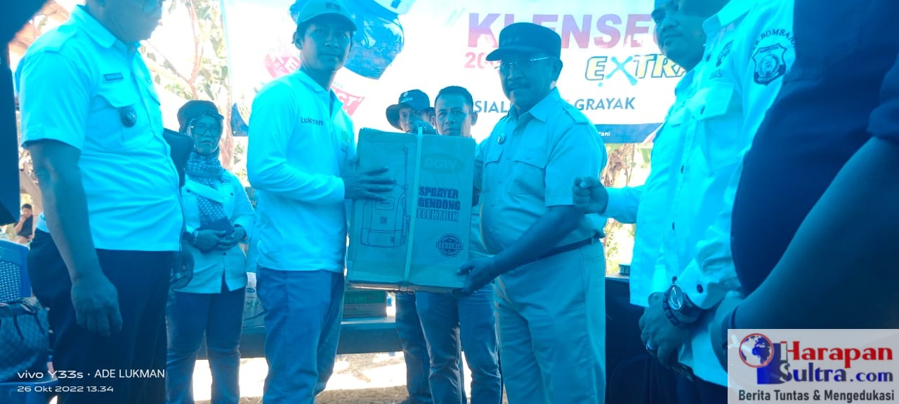 Pj. Bupati Bombana (Kanan) saat menyerahkan Bantuan kepada Perwakilan Kelompok Tani